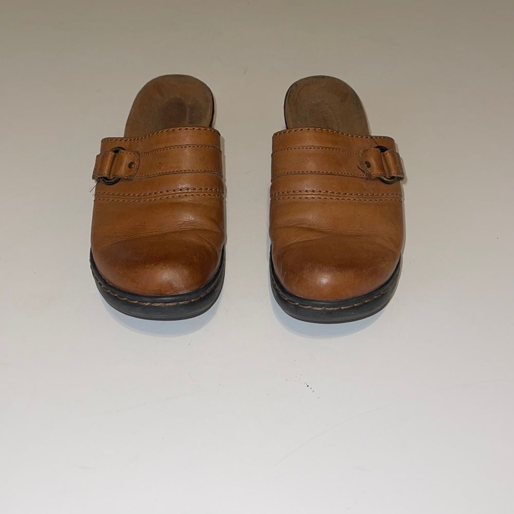 CLARKS TAN MULES SIZE 7.5